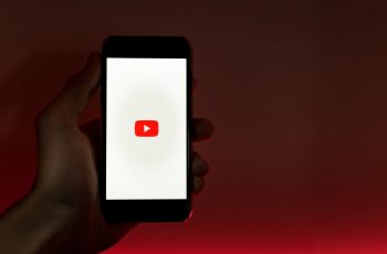 به عنوان YouTubers ، YouTube Traffic Soars می گویند که پرداخت در حال کاهش است .